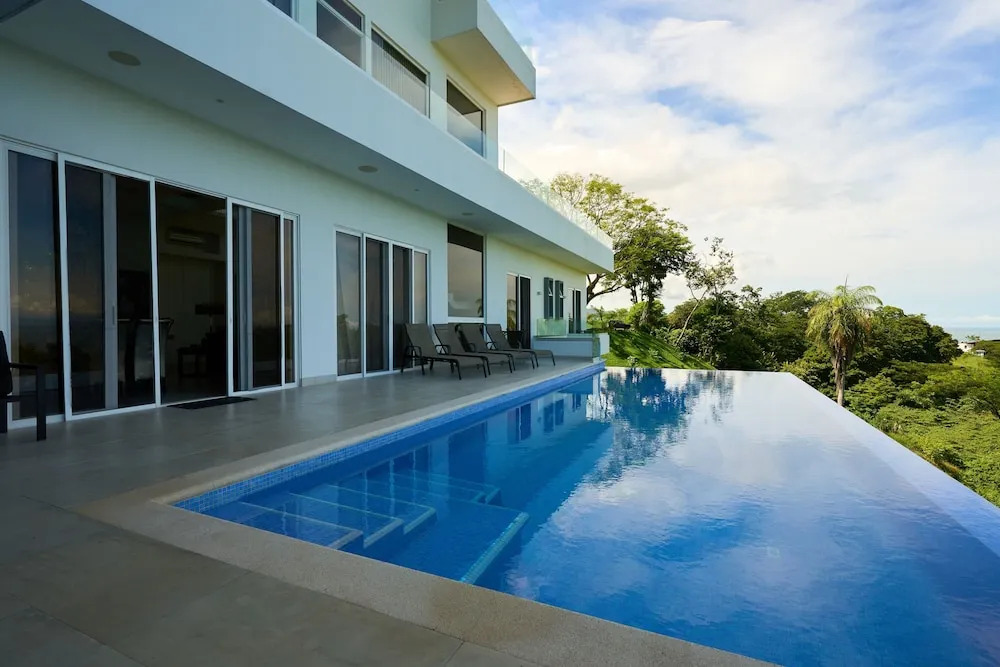Luxury Hillside Estate at Nativa Resort by RedAwning - фото 14