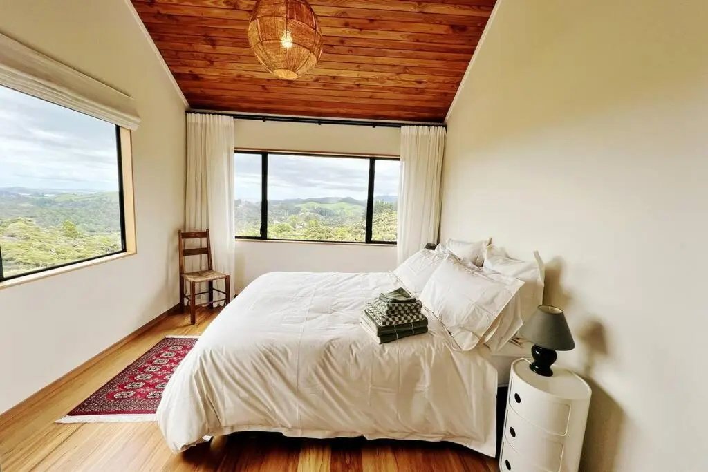 標準雙人房，設有露台及海景，配備雙人床