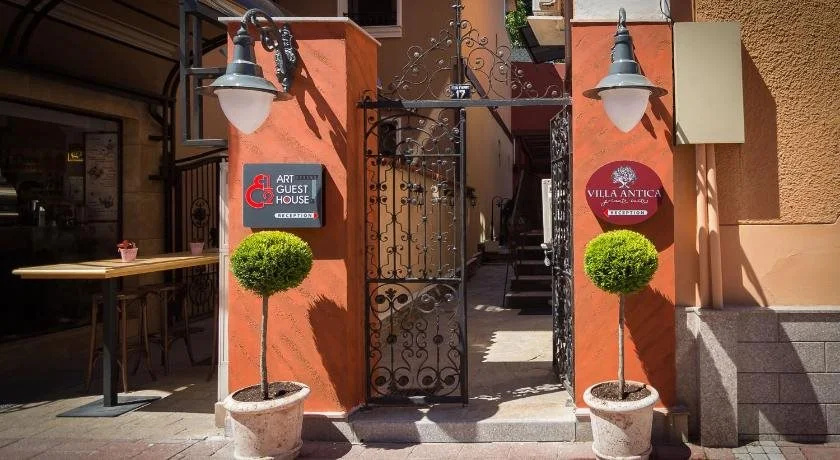8 12 Art Guest House