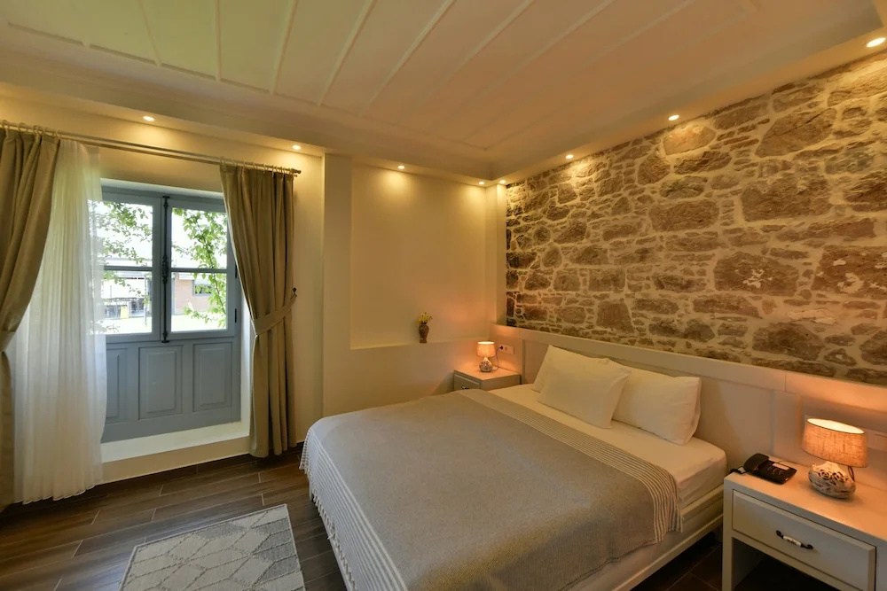 Deluxe Double room (full double bed)