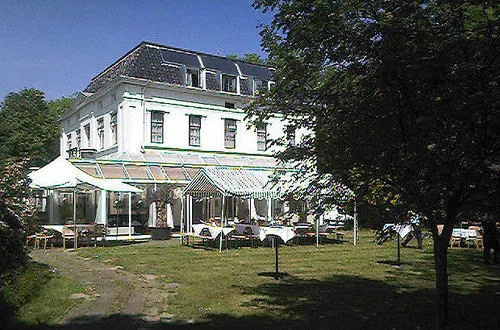 Green White Hotel