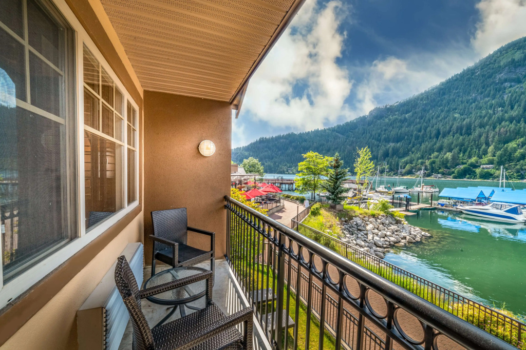 Standard Quadruple room with balcony and with lake view