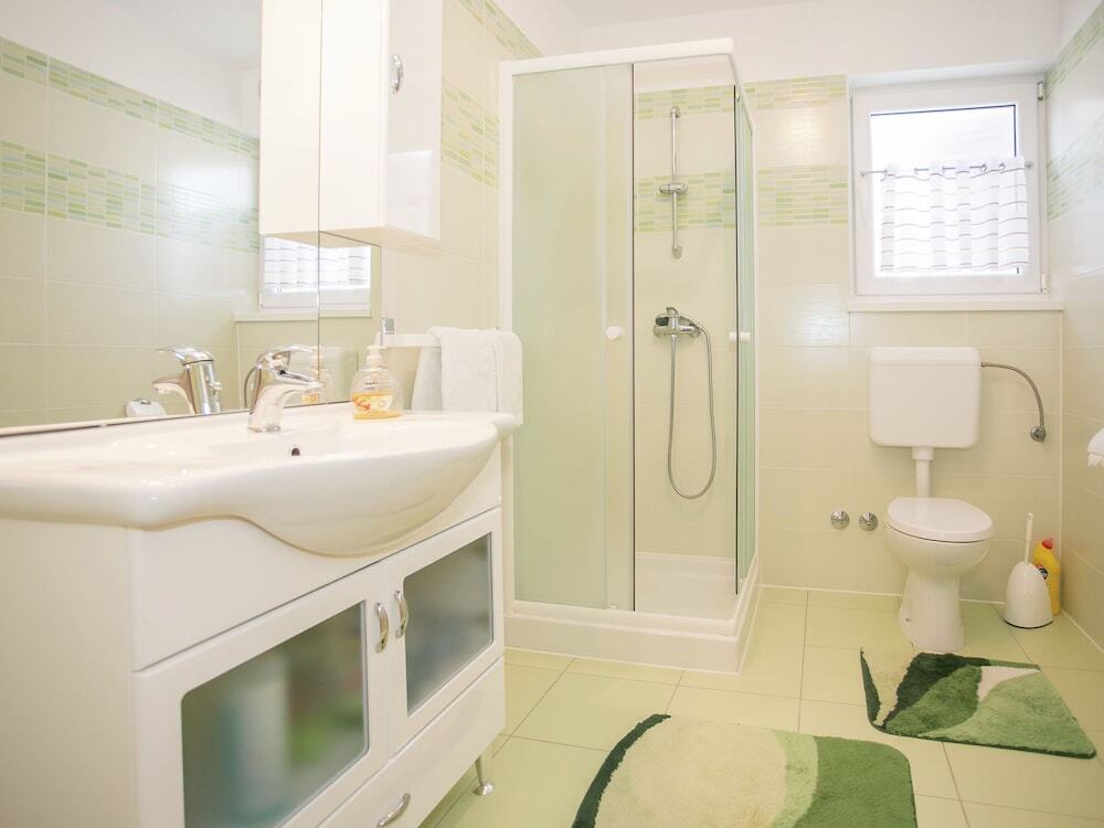 Отель Nice Decorated one Bedroom Apartment With Balcony, Private Parking, фото 7