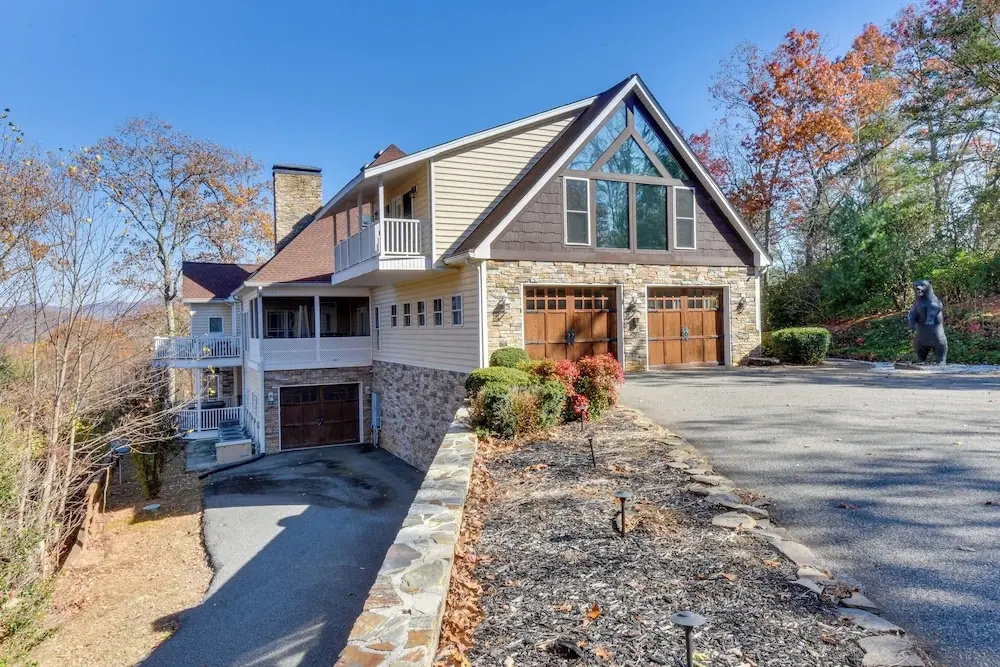 Hot Tub, Arcade & Casino! Blue Ridge Mtn Mansion