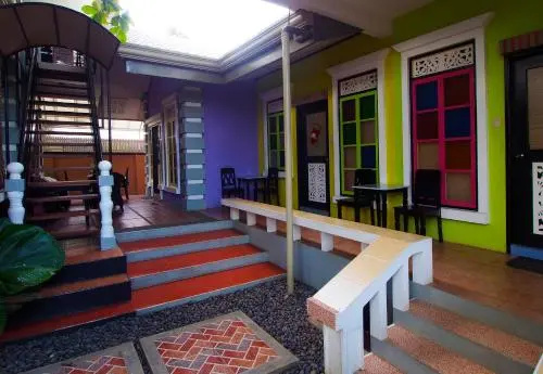 Purple Fountain Inn & Hostel