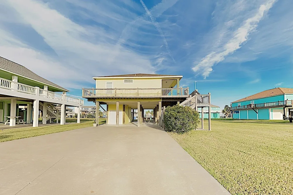 Spacious Gulf-side - Steps To Beach 4 Bedroom Home