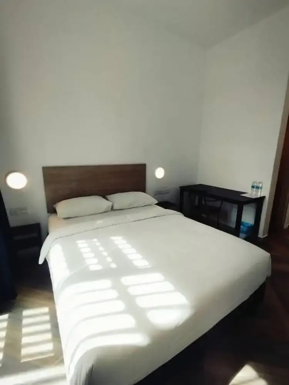 Classic Double room with balcony (full double bed)