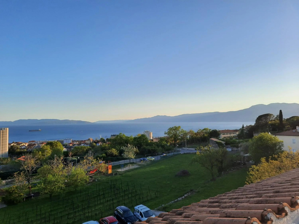 Sea view later apartment