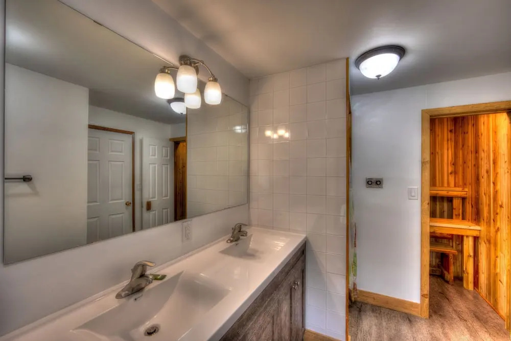 Spacious 8 bdrm Blue Mountain Cottage, Perfect for Large Groups, Private Beach, BBQ, Hot Tub, Sauna - фото 8