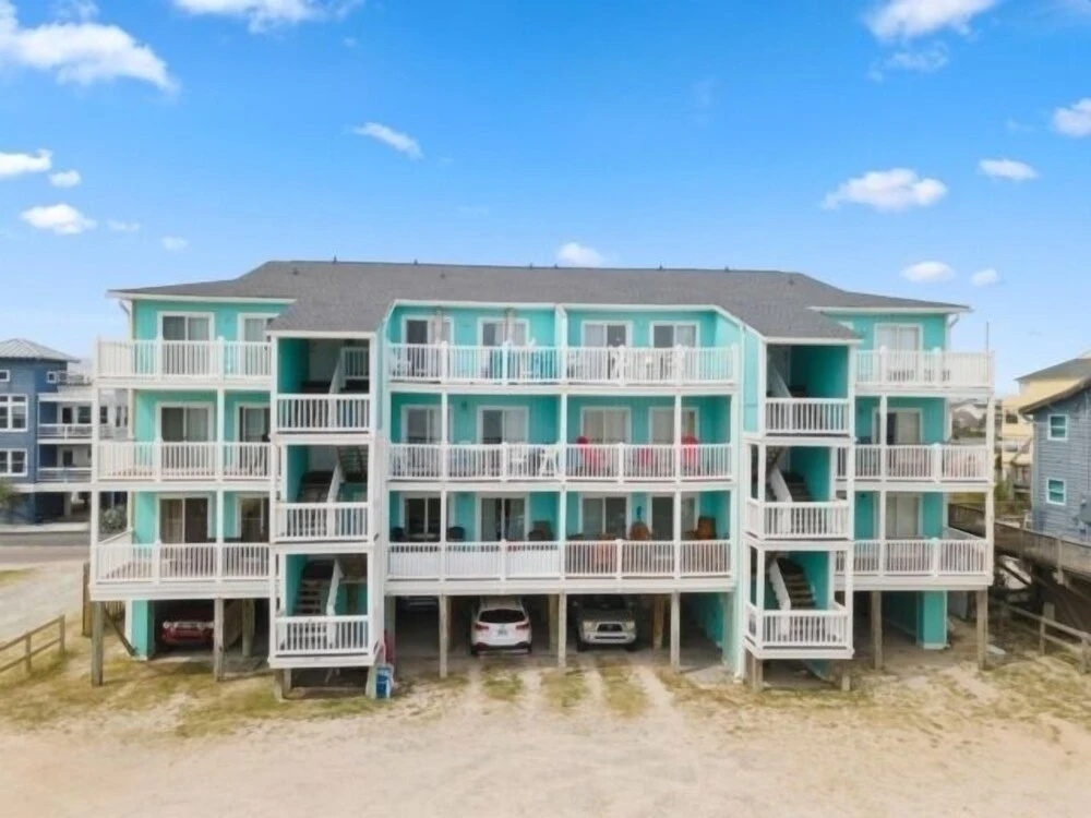 Captain's Quarter 2 Bedroom Condo by Redawning