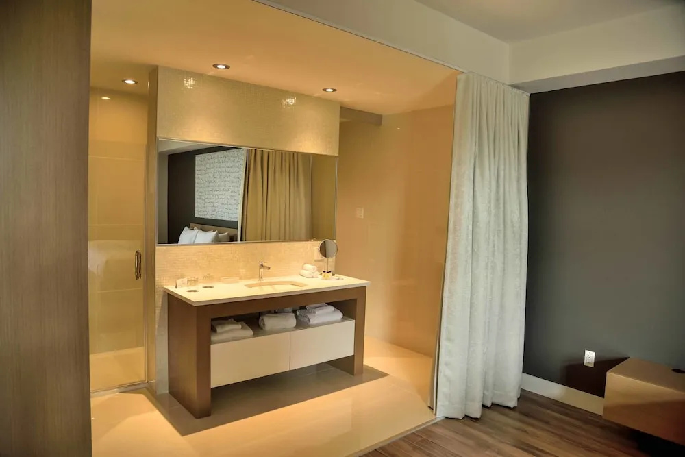Double Suite with golf view (full double bed)