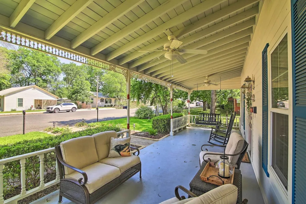 Grand Fredericksburg Retreat - Walk to Main St!