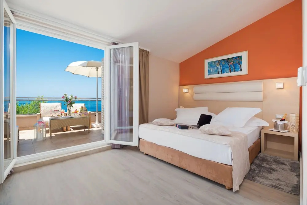 Superior Double room with balcony (full double bed)