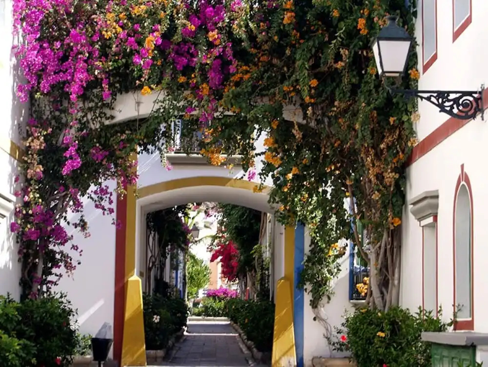 Marina Apartment With Garden by El Sirocco