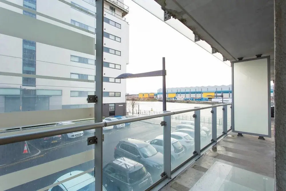 Bright Deco West End Apart Close to City Centre & Hydro W/ Parking