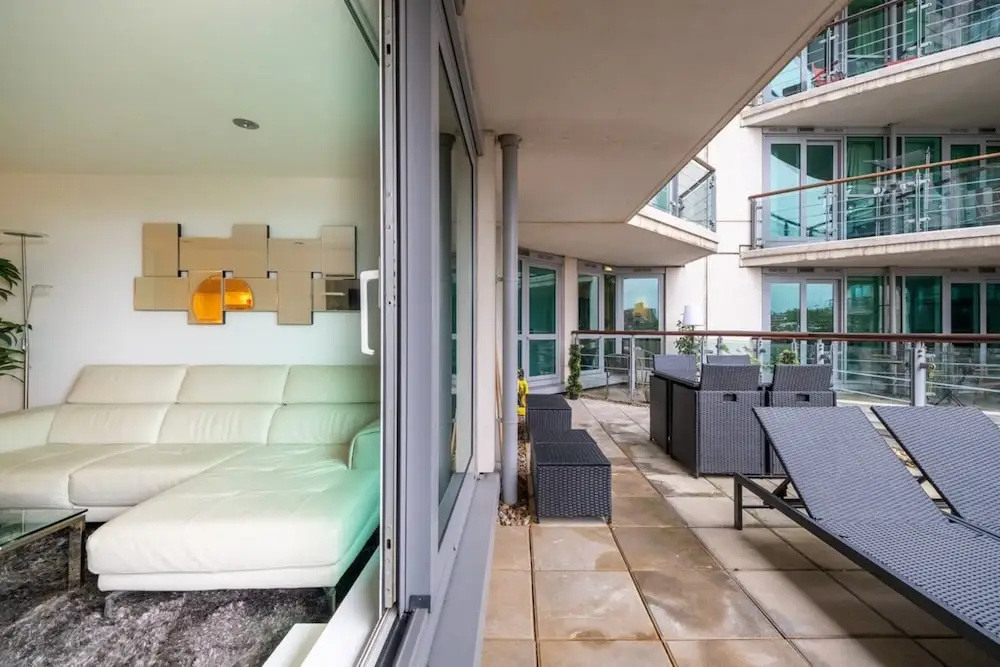 Central 2BD Flat w/ River View Balcony - Vauxhall!
