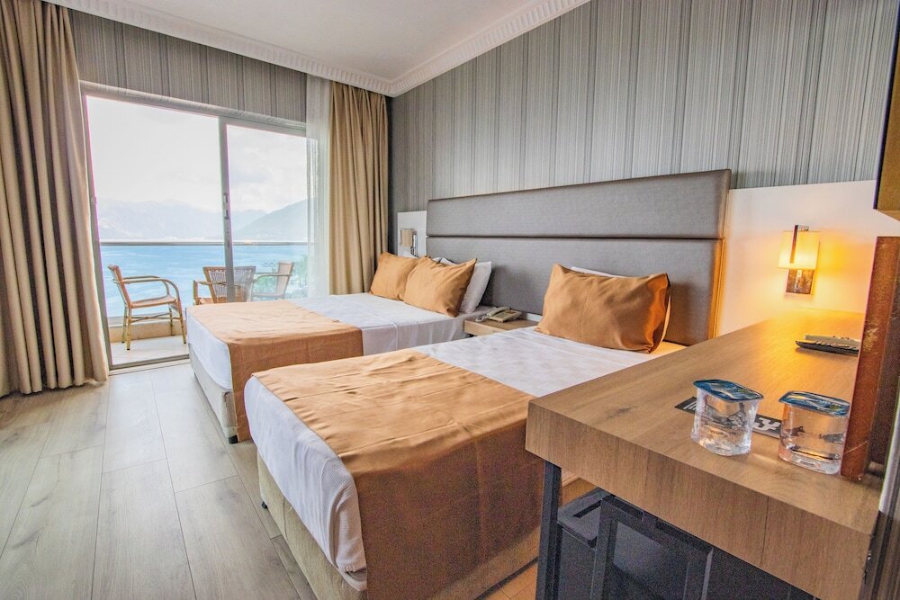 Двухместный номер Standard с балконом и с видом на море двуспальная кровать в Point Beach Hotel