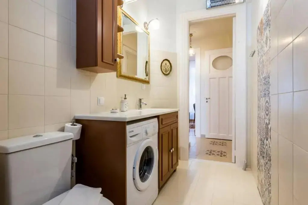 Neoclassical apartment with 3 bedrooms in Piraeus - фото 10