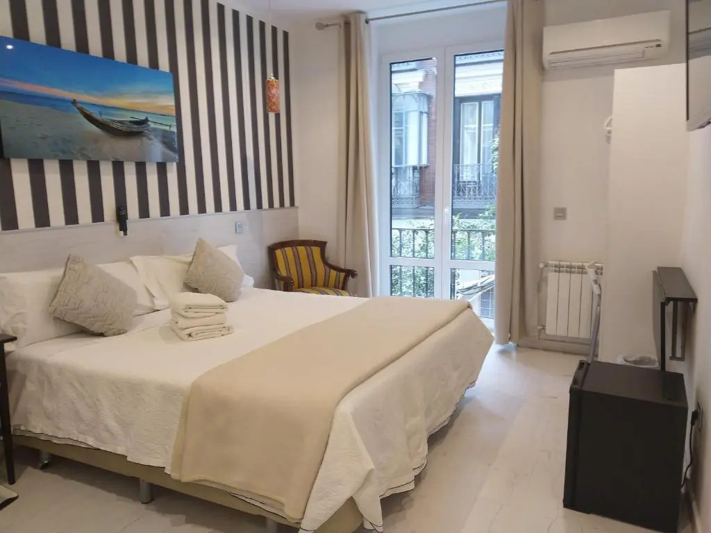 Deluxe Double room with city view (full double bed)
