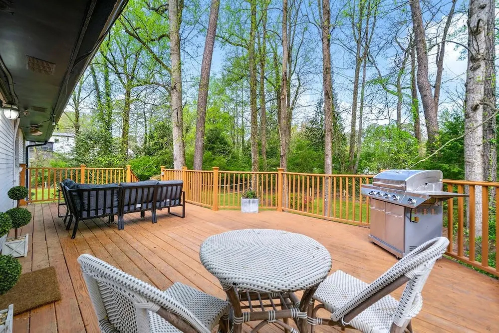 Beautiful and Quiet Newly Renovated 4 Bedroom Retreat - фото 12