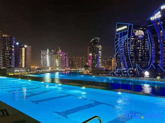 Dubai Canal Dream, Iconic Burj Views with Large Balcony sleeps 4