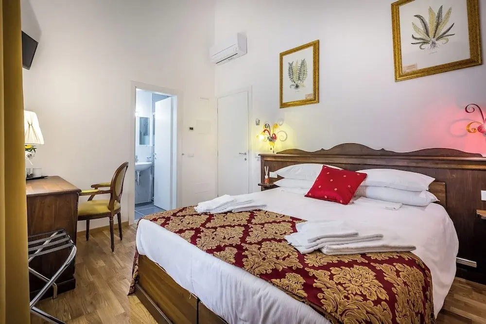 Standard Double room with courtyard view (full double bed)