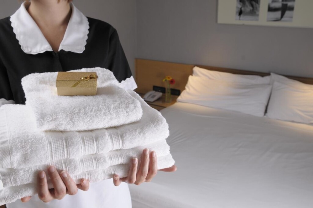 Shutterstock горничная. Смена полотенец в отеле. Горничная в гостинице. Объявление в гостинице. Смена полотенец в гостинице.