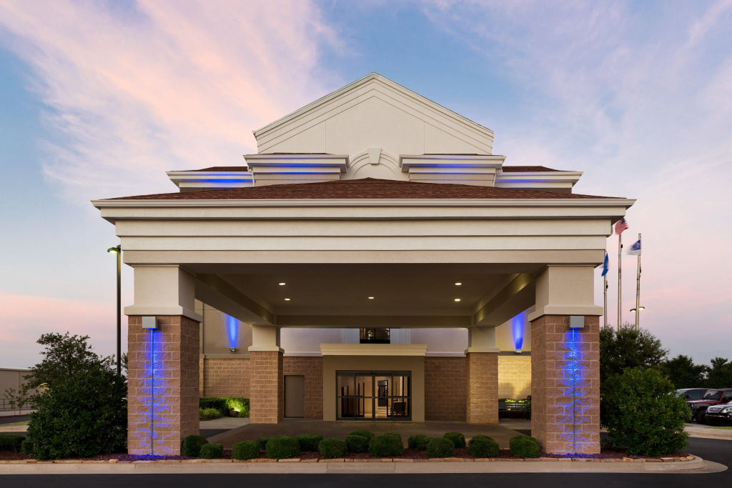 Holiday Inn Express & Suites Shawnee by IHG