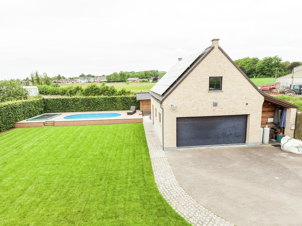 Beautiful Villa With Sauna And Jacuzzi In The Region Haspengouw