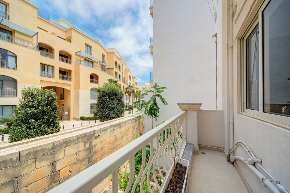 Magnificent Minimal Apartment Close to Attractions