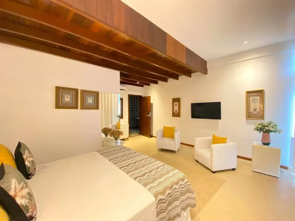 1 Bedroom Standard Family room with courtyard view