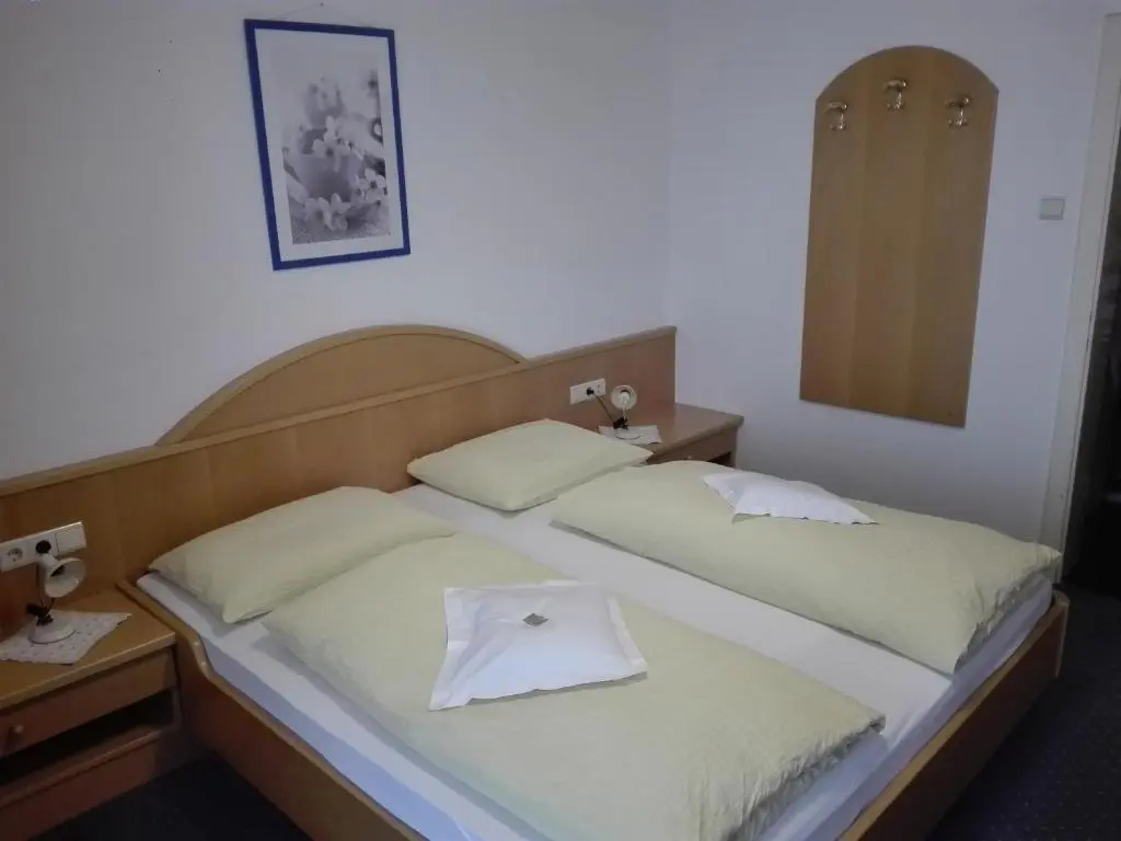 Standard Double room with balcony (full double bed)