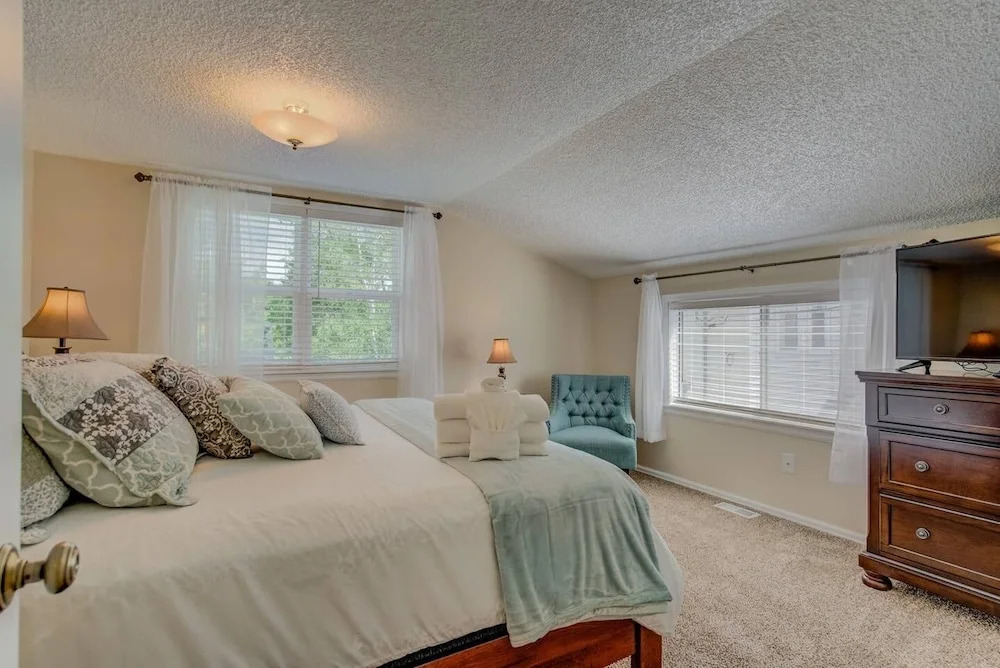 3 Bedroom Downtown with Firepit — фото 3