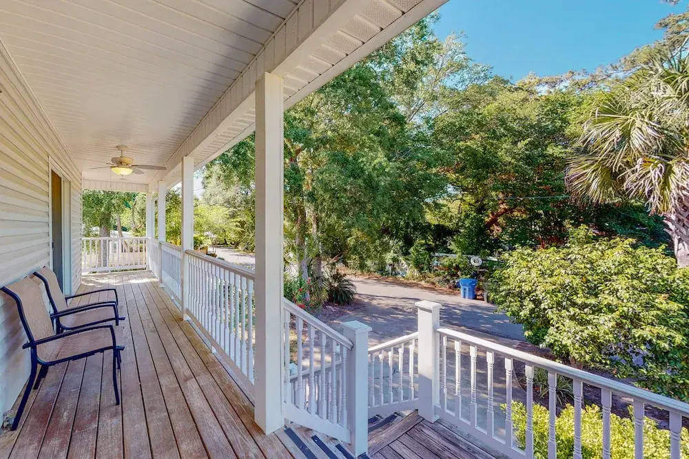 Beautiful Home With Modern Conveniences - Close to the Beach, Dogs Welcome