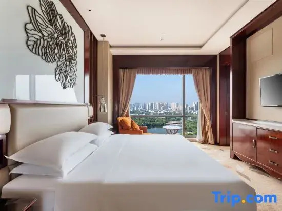 Suite with lake view