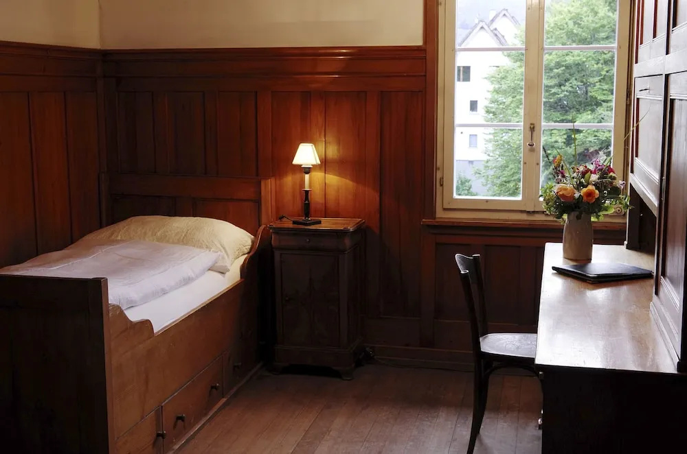 Economy room