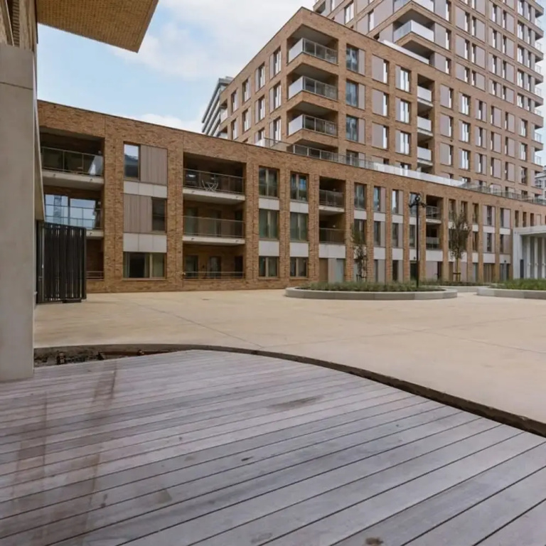 Bright Apartment Near the Beach