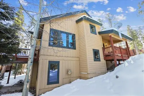 Highwood Hideaway Apartment