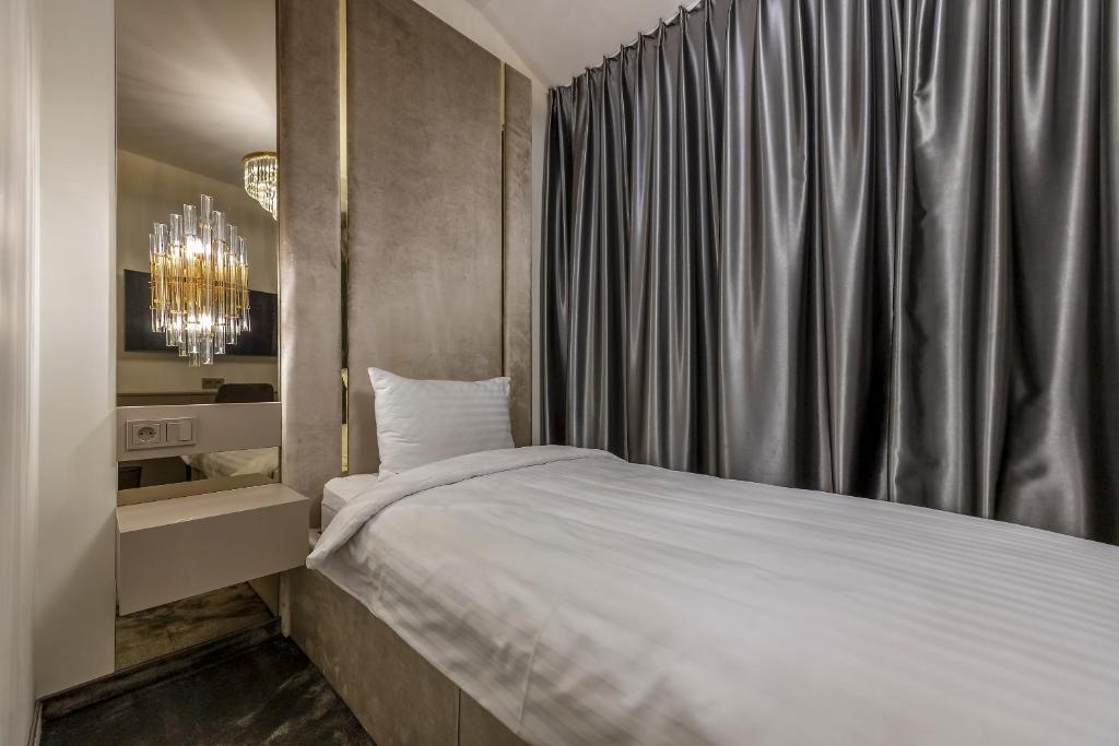 Single room (full double bed) (extra bed not included)