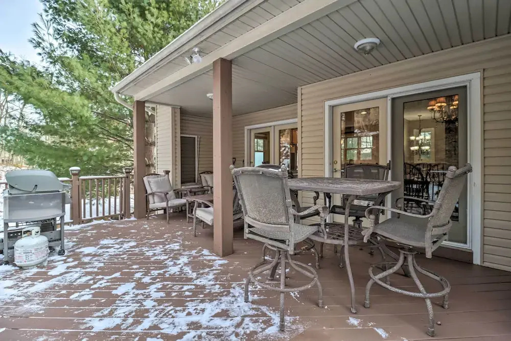 < Half-mi to Skiing: Lake Harmony Home w/ Hot Tub