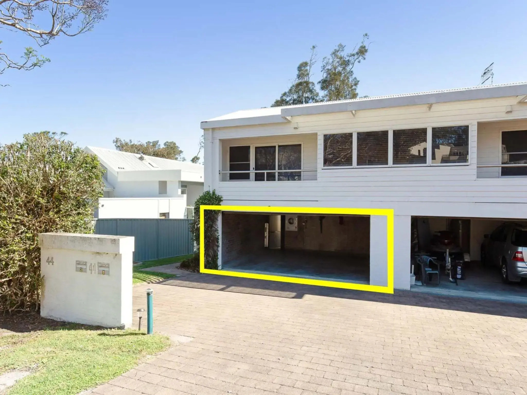 'Corlette Waterfront', 2/44 Danalene Parade - Waterfront Luxury, WIFI, Aircon, Boat Parking