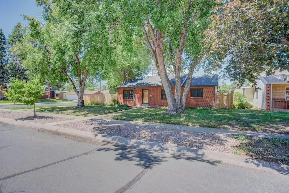 Home Sweet Home 3 Beds Central Springs Locale!