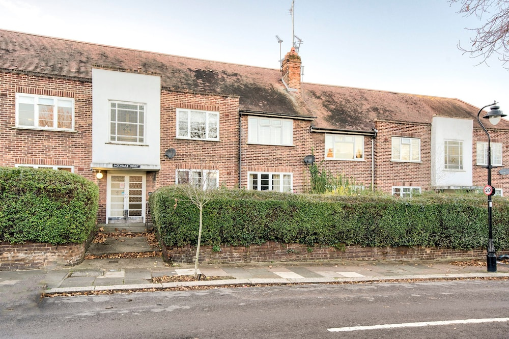 Modern Flat Near Pitshanger Park