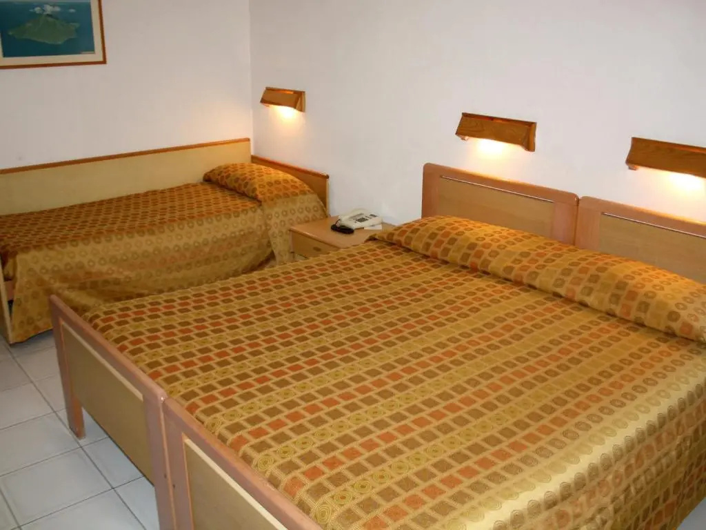 Standard Triple room