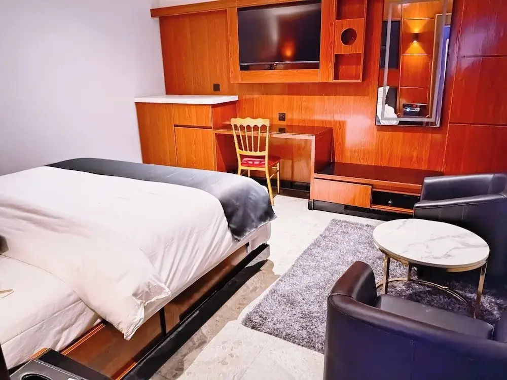Luxury Suite