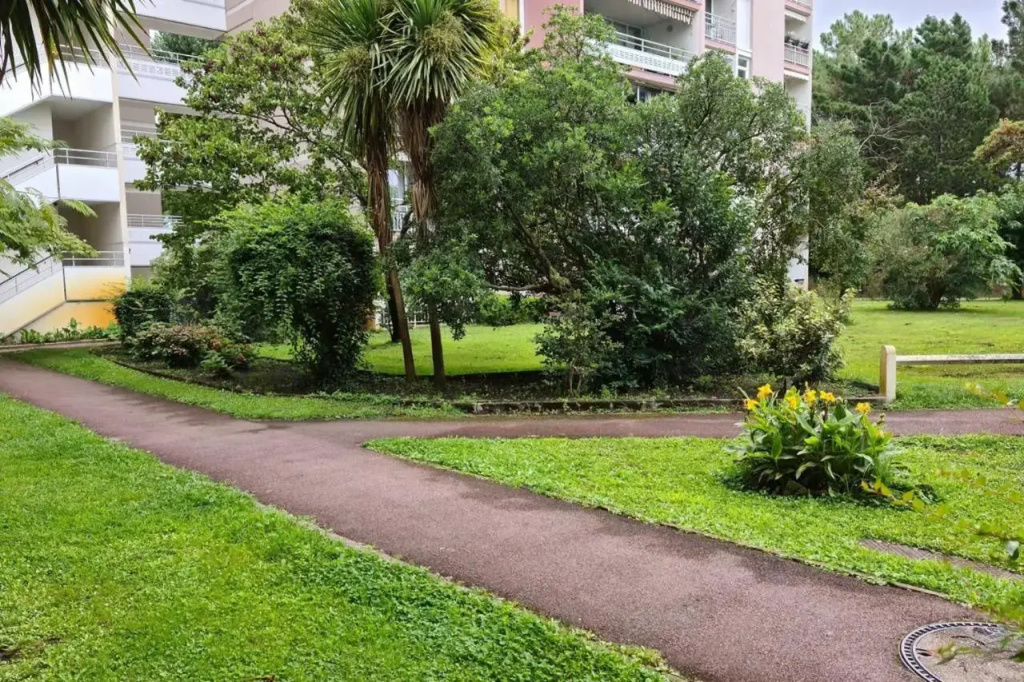 Nice 86m with Terrace Near the Beach!