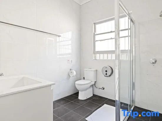 Convenient Room – Walk to Train & Shops