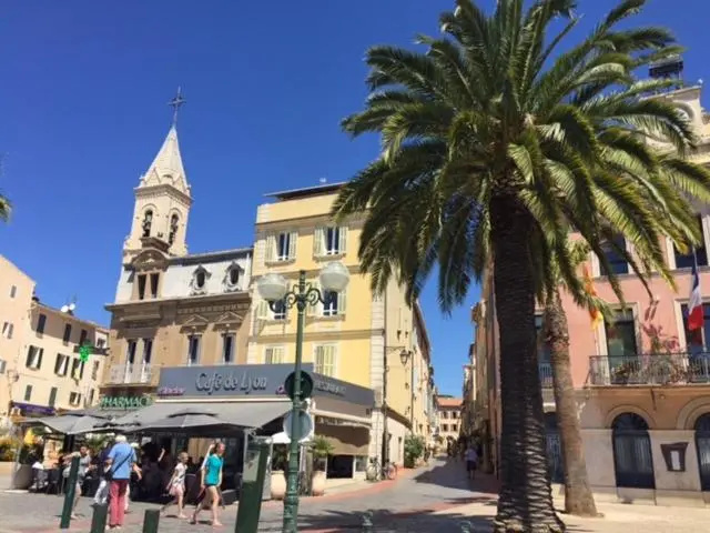 Voir la photo 1 — Sanary