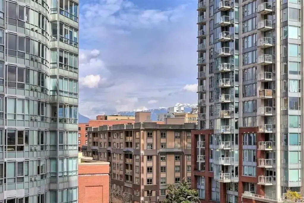 Lovely one-bedroom apartment with swiming pool, hot-tube and gym in central location