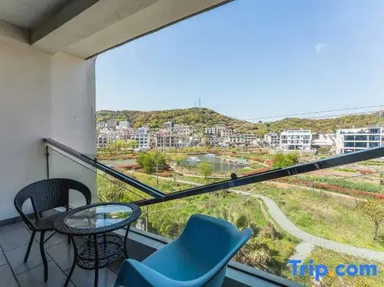 Deluxe Double room with balcony (full double bed)
